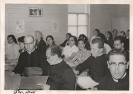 Monseñor Oscar Trejos en un aula