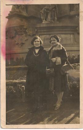 Dos mujeres frente a un monumento