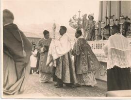 Victor Manuel Sanabria con el Santísimo Sacramento