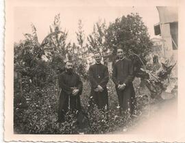 Rubén Odio Herrera con dos sacerdotes