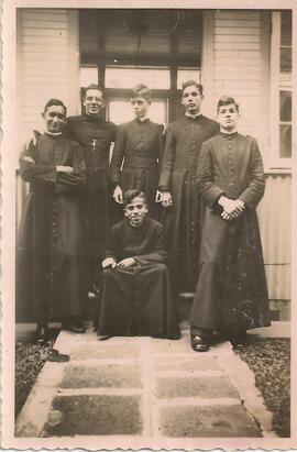 Un grupo de sacerdotes posando