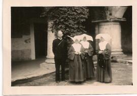 Rubén Odio Herrera con un grupo de religiosas