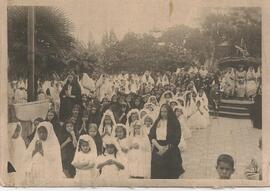 Catequistas y niñas en el Parque Central de San José (I Congreso Eucarístico Nacional)