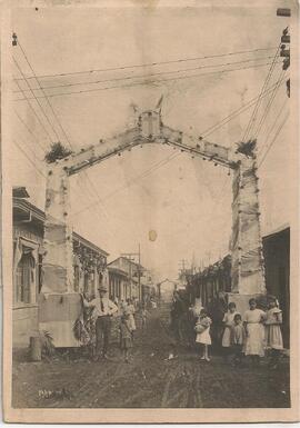 Arco triunfal en la calle del Cementerio (I Congreso Eucarístico Nacional)