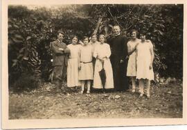Fotografía familiar con un sacerdote