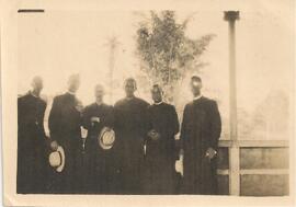 Grupo de sacerdotes no identificados
