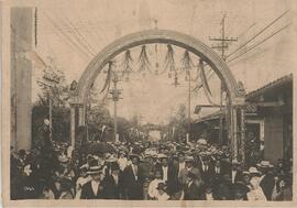 Arco triunfal en la esquina de la Parroquia de Nuestra Señora del Carmen (I Congreso Eucarístico Nacional)
