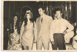 Una pareja de recien casados en la iglesia