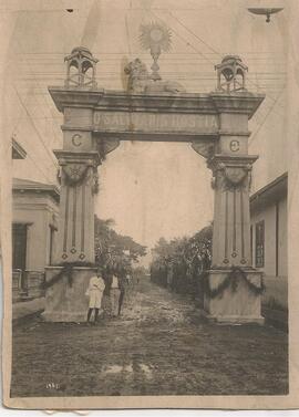 Cuarto arco triunfal en la calle de la Soledad (I Congreso Eucarístico Nacional)