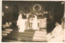 Román Arrieta Villalobos en una ordenación sacerdotal