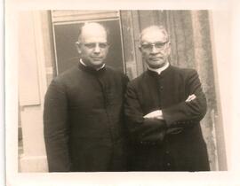 Dos sacerdotes sin identificar