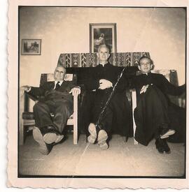 Rubén Odio Herrera con su hermano y el presbítero Carlos Joaquín Alfaro Odio