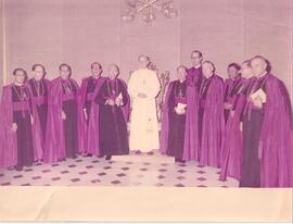 Papa Pablo VI con un grupo de Obispos