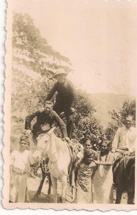 Grupo de personas con tres caballos