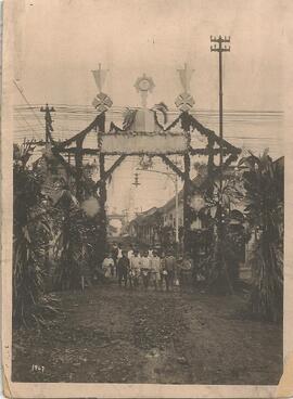 Tercer arco triunfal en la calle de la Soledad (I Congreso Eucarístico Nacional)