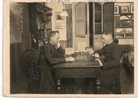 Presbíteros Francisco Mähler y Alberto Wolgarten jugando ajedrez