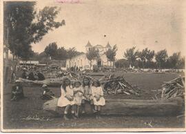 Niñas frente al antiguo templo en San Isidro de Coronado